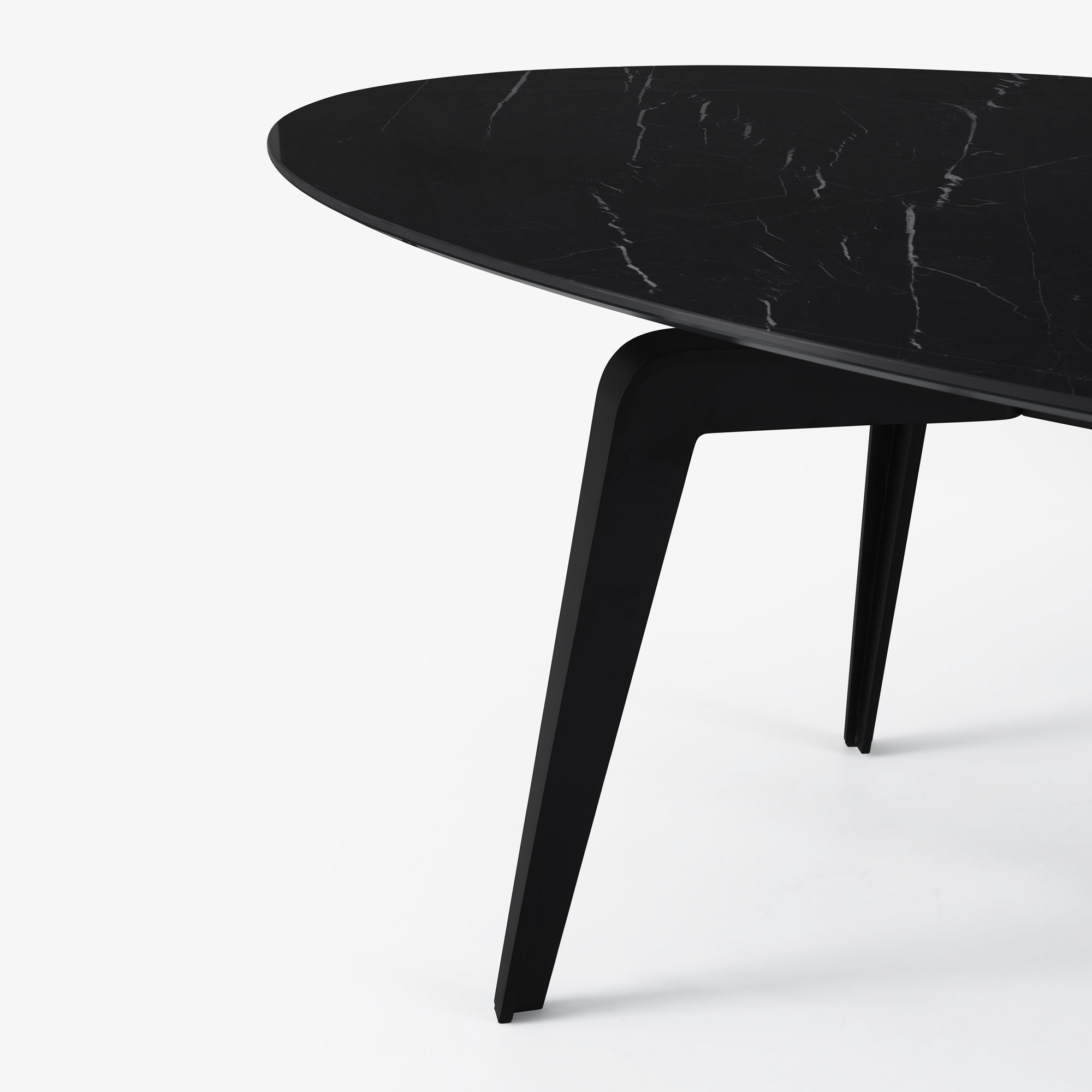 Image Oval dining table black lacquered base  3