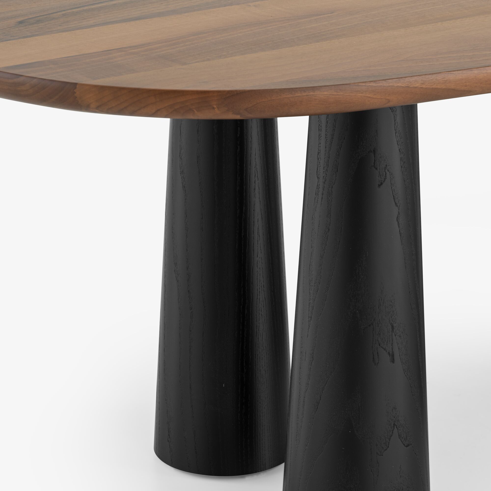 Image Table de repas noyer piétement frêne teinté noir 3