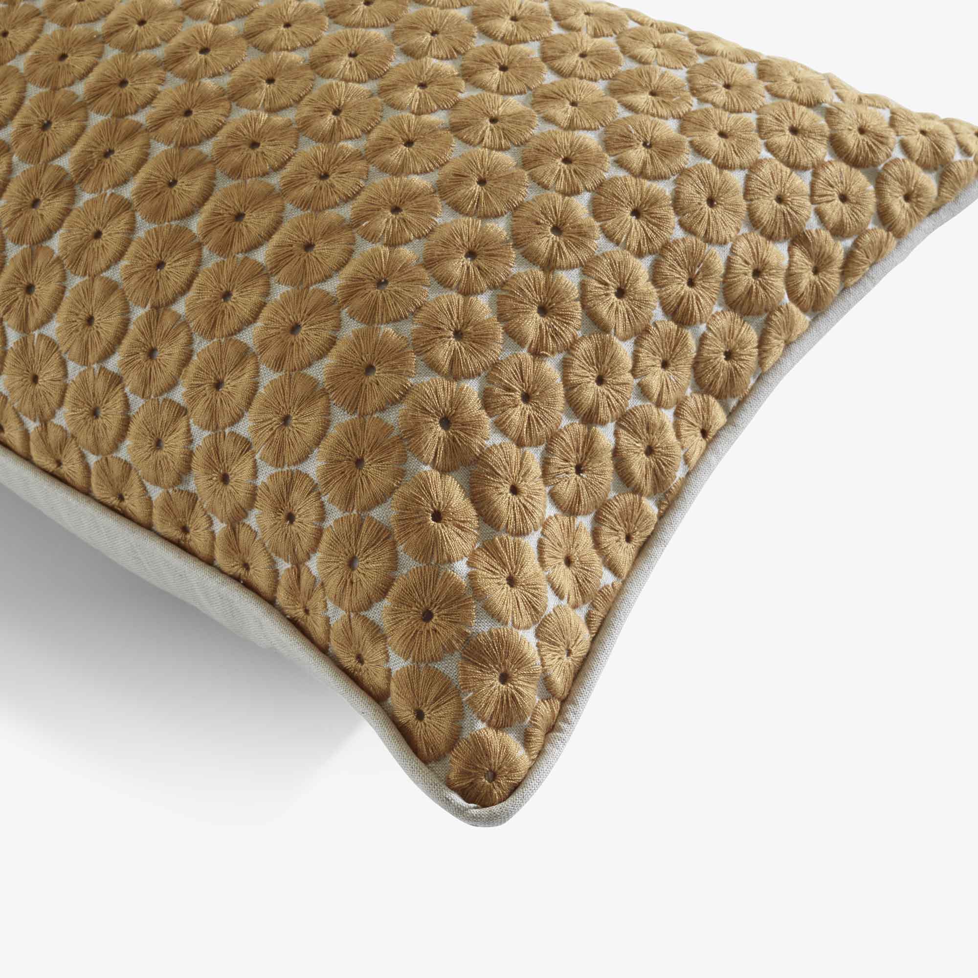 Image COUSSIN BRODERIE DOREE 