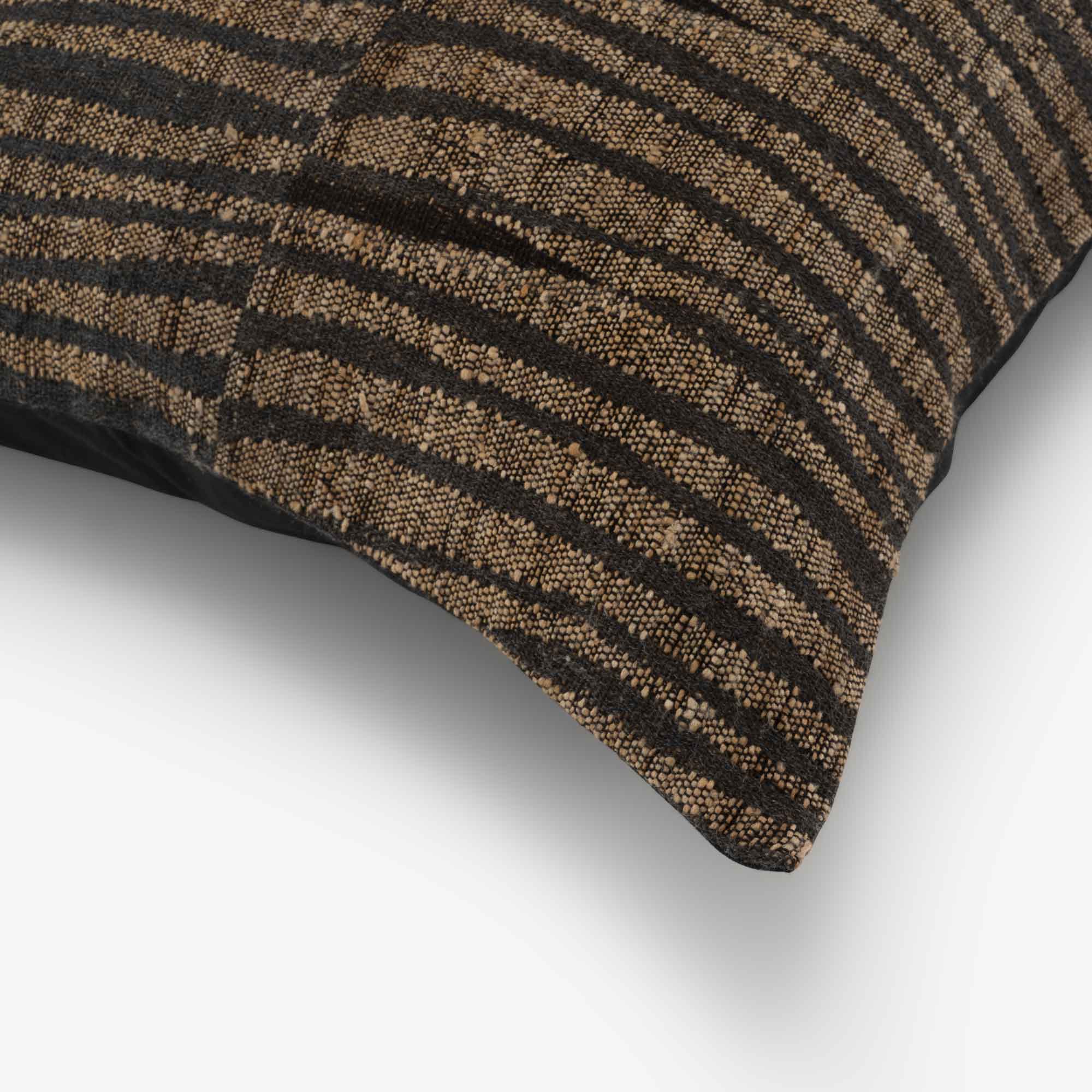 Image Coussin carré brun 2