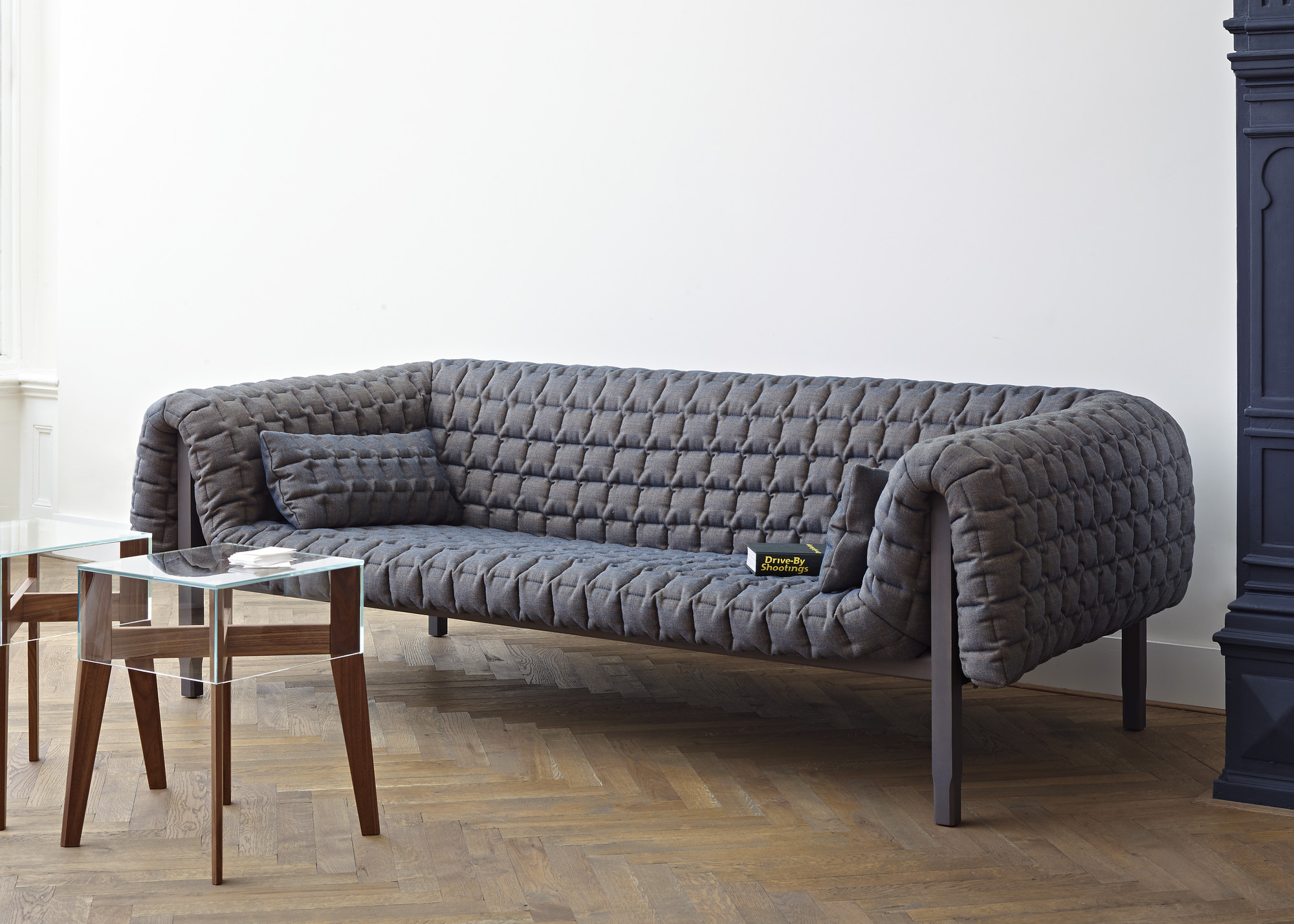 Canapé Grand Format Violetta Marron 310 X 135 Cm - Style Vintage, Microvelours - Inclut Tabouret Et Coussins - Noyau Ressorts Bonell