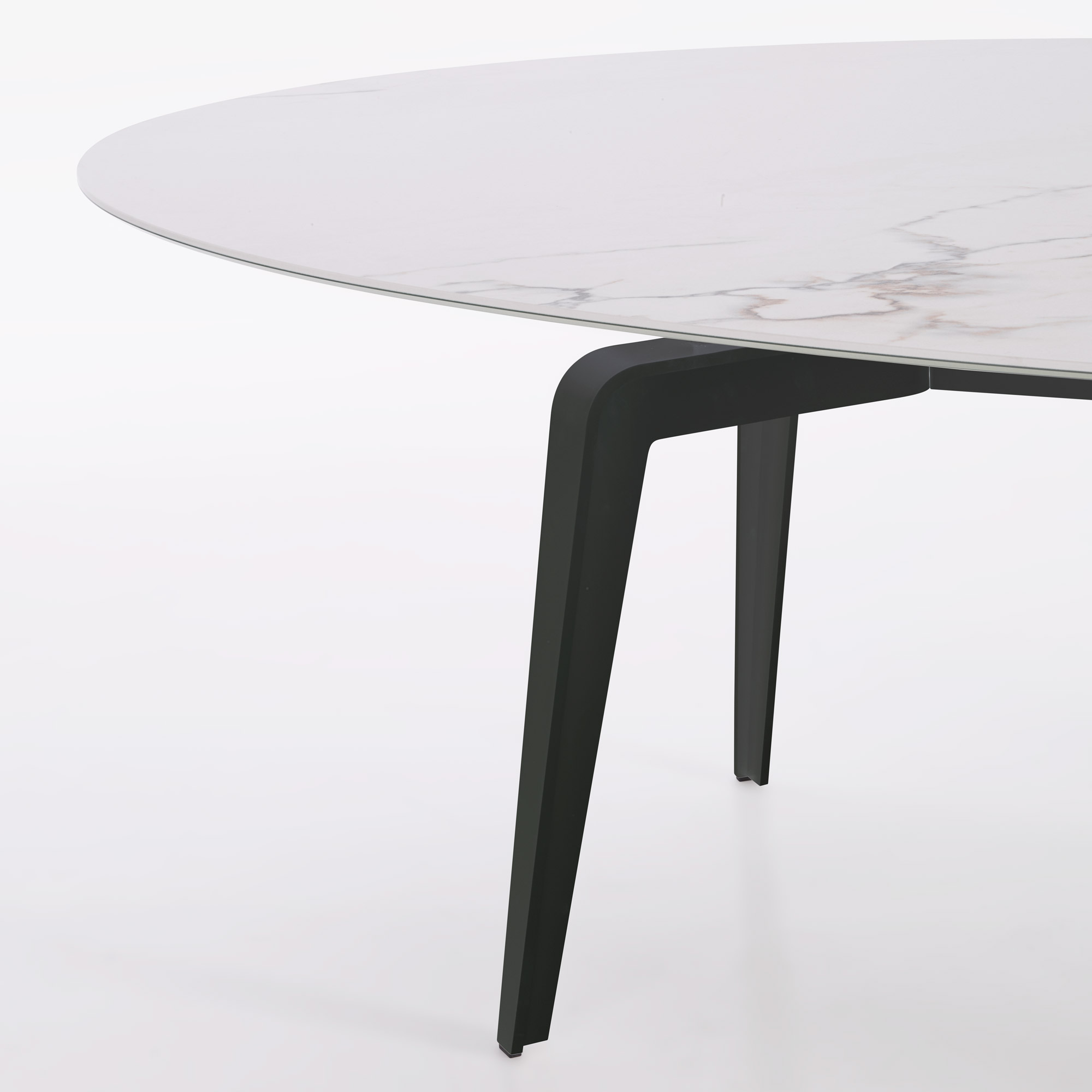 Image Oval dining table black lacquered base  3
