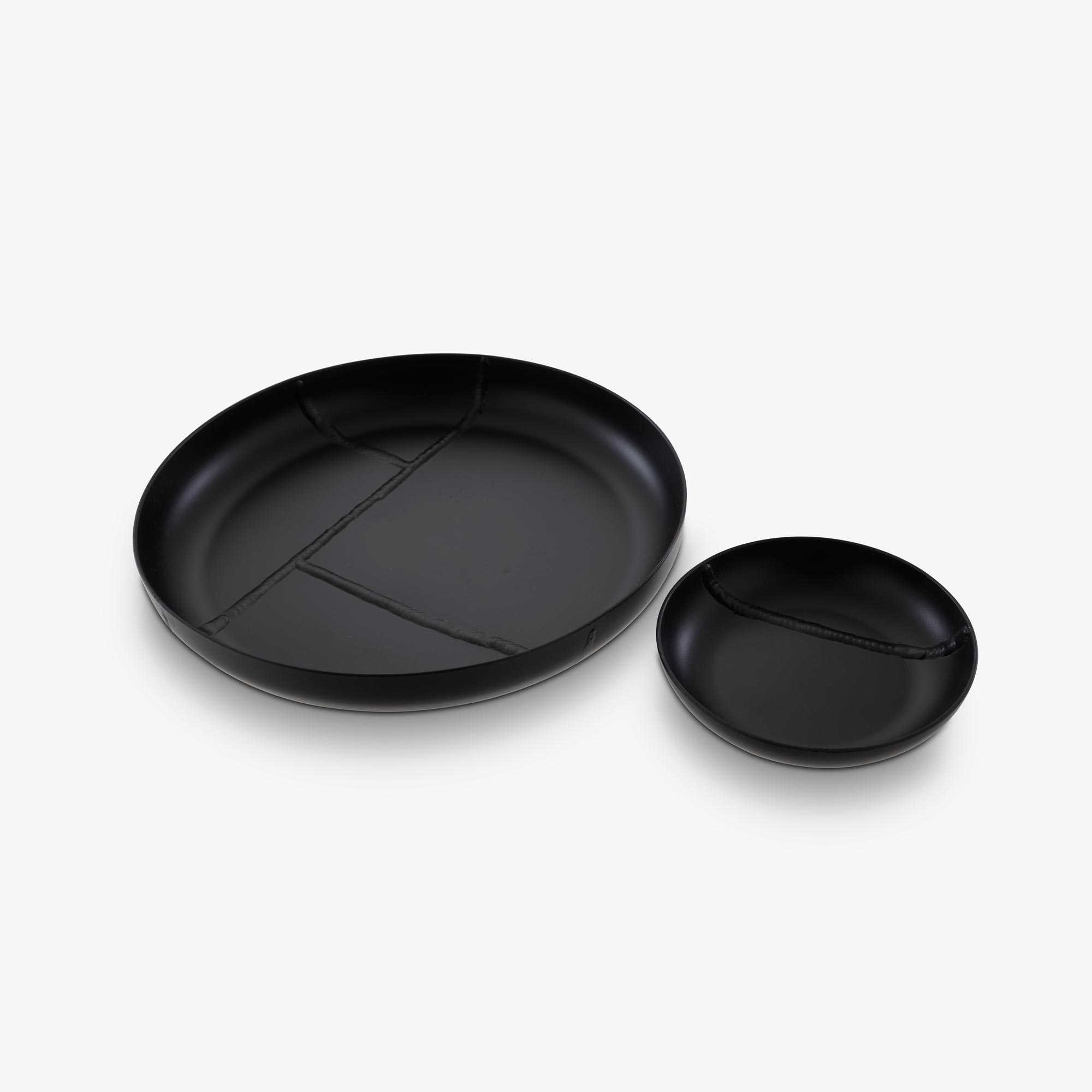 Image Set of 2 dishes black lacquer aluminum  1