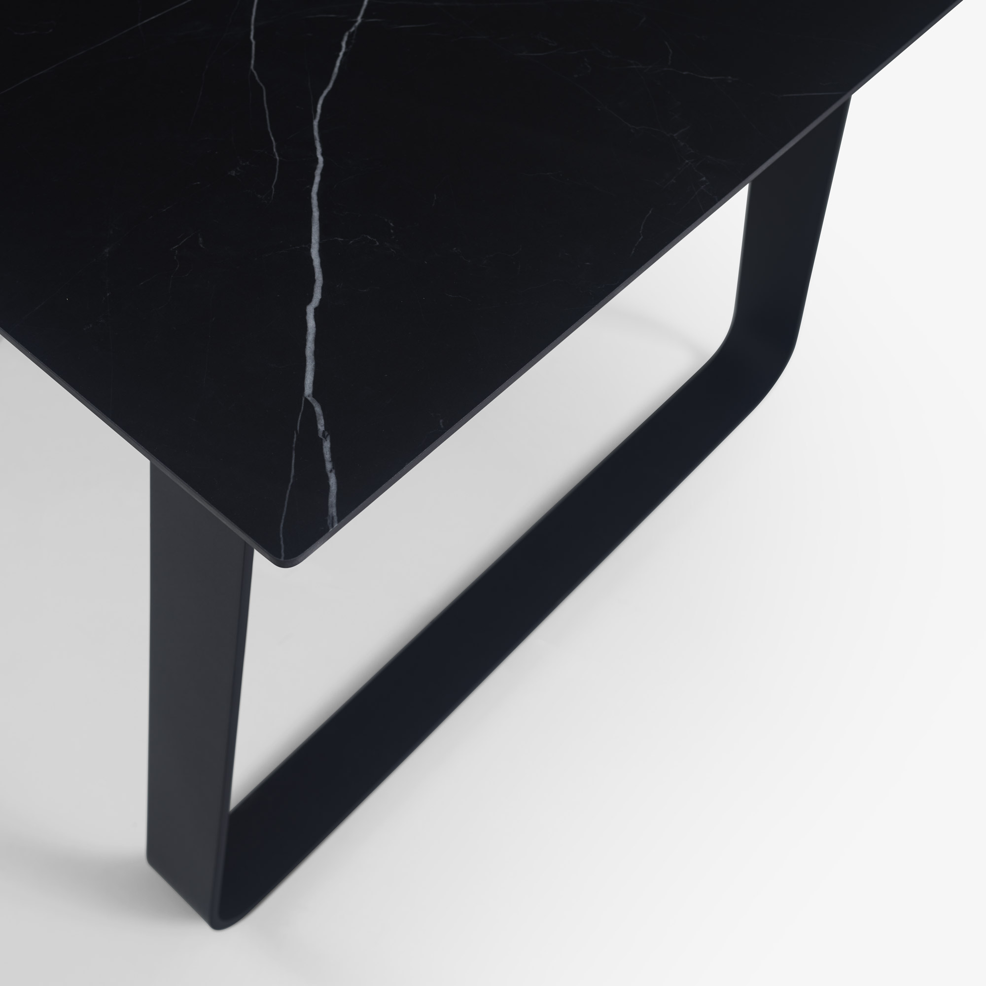 Image Mesa de comedor patas lacadas en negro  3